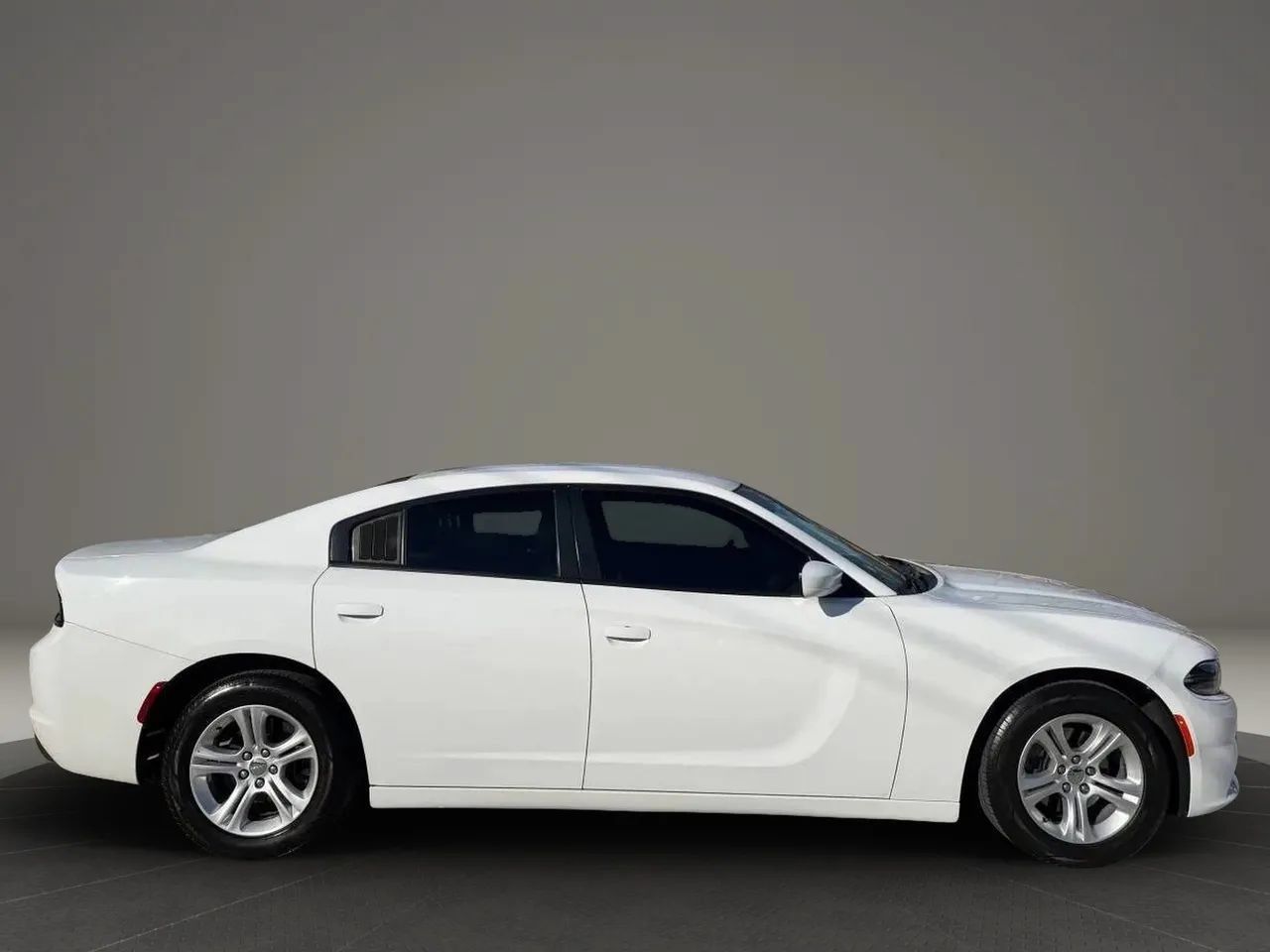 Used 2019 Dodge Charger SXT RWD image 8
