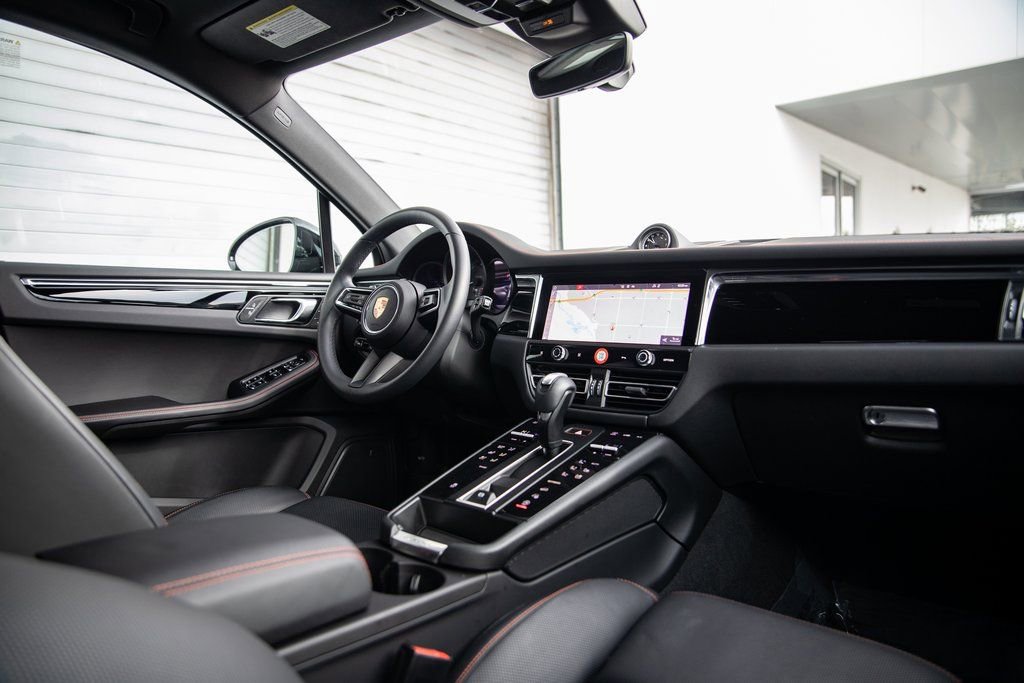 Certified 2025 Porsche Macan image 27