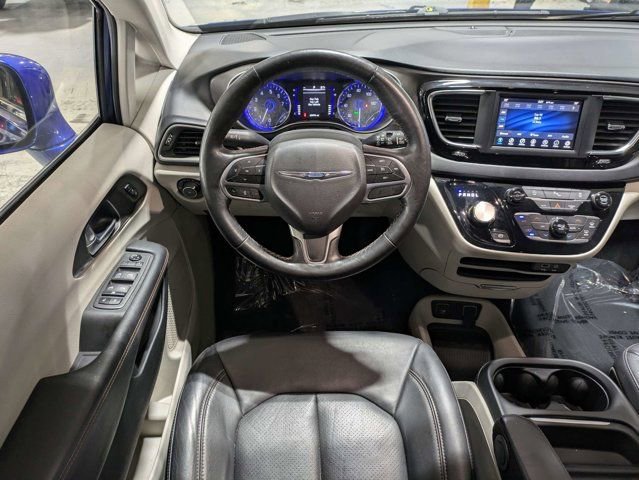 Used 2020 Chrysler Pacifica Touring-L FWD image 17
