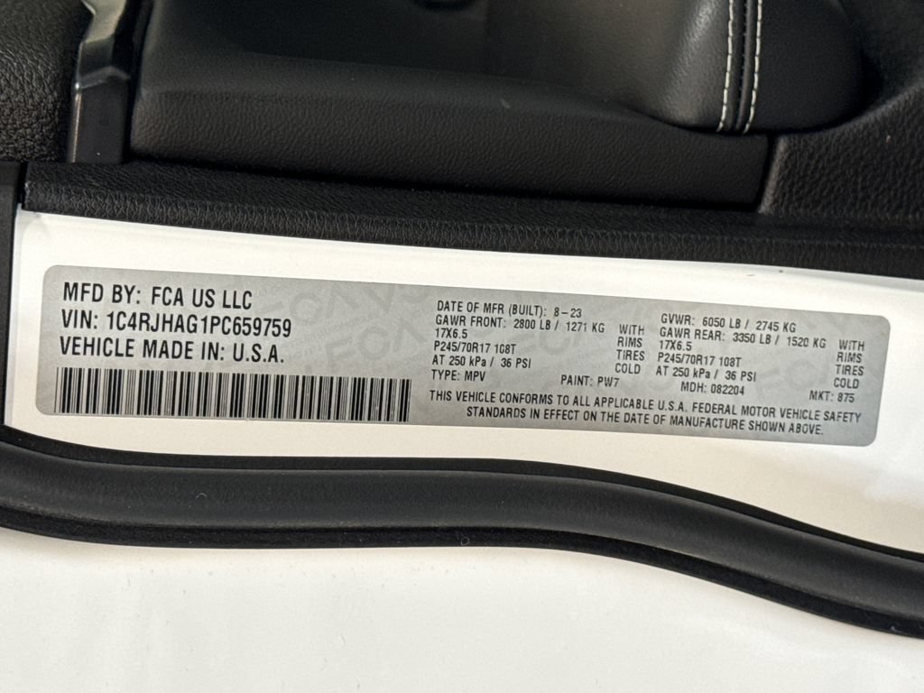 Used 2023 Jeep Grand Cherokee Laredo AWD/4WD image 28