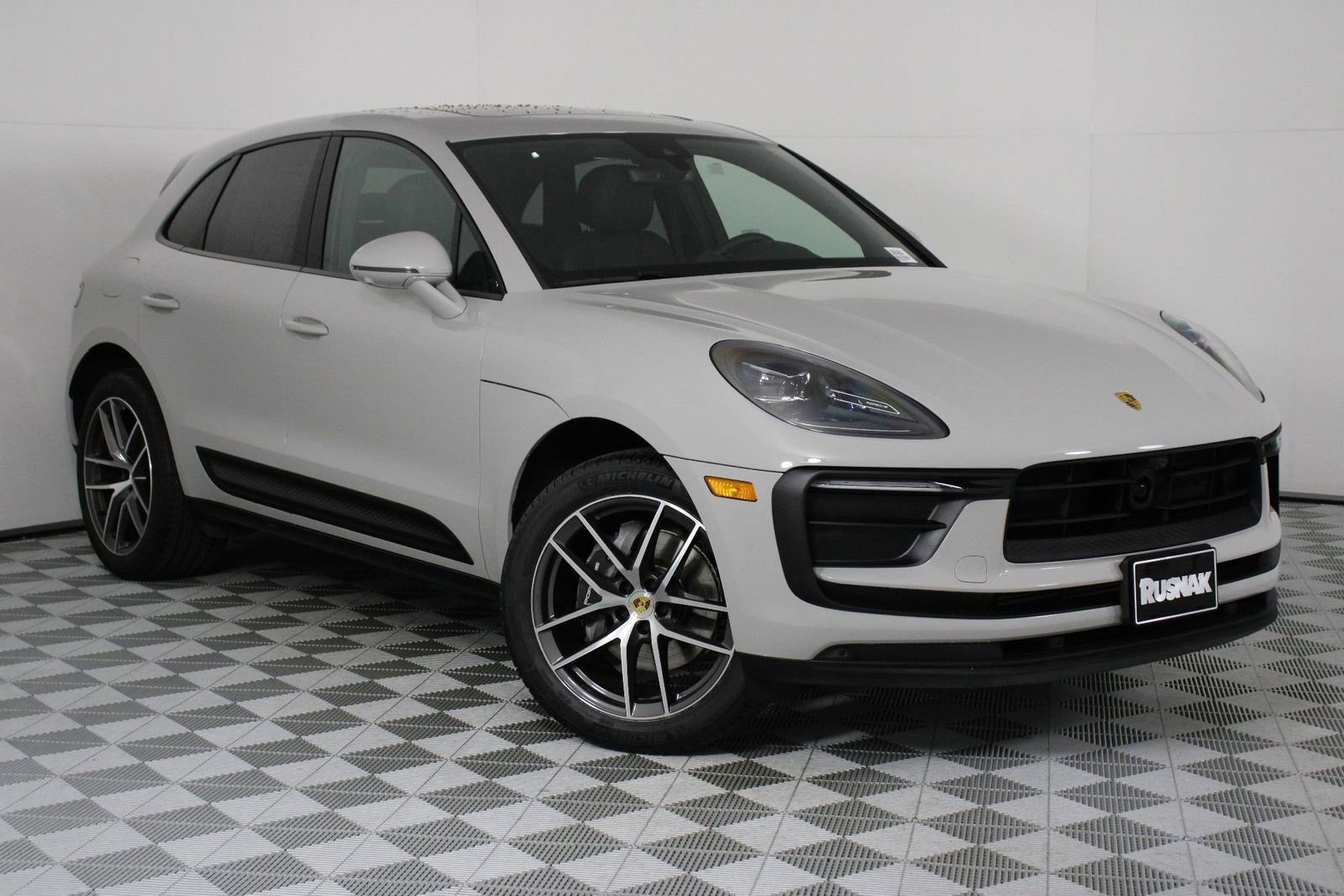Certified 2025 Porsche Macan image 9