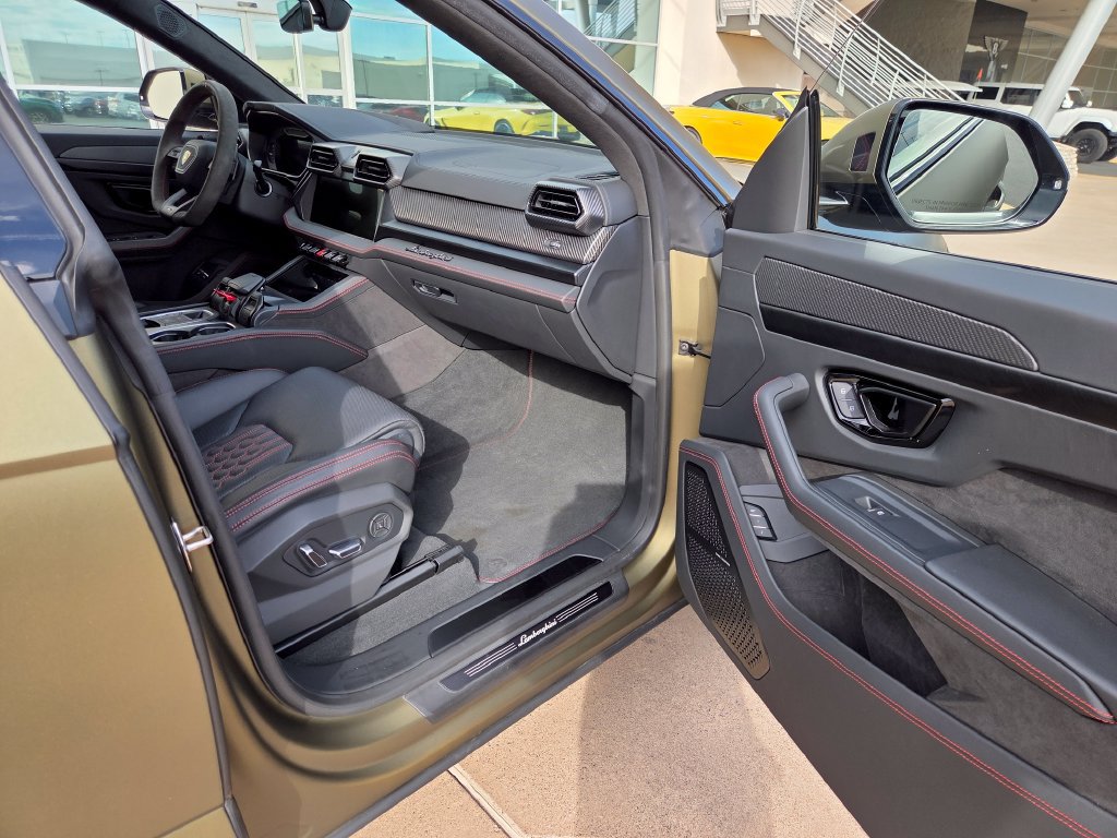 Used 2025 Lamborghini Urus SE AWD/4WD image 13