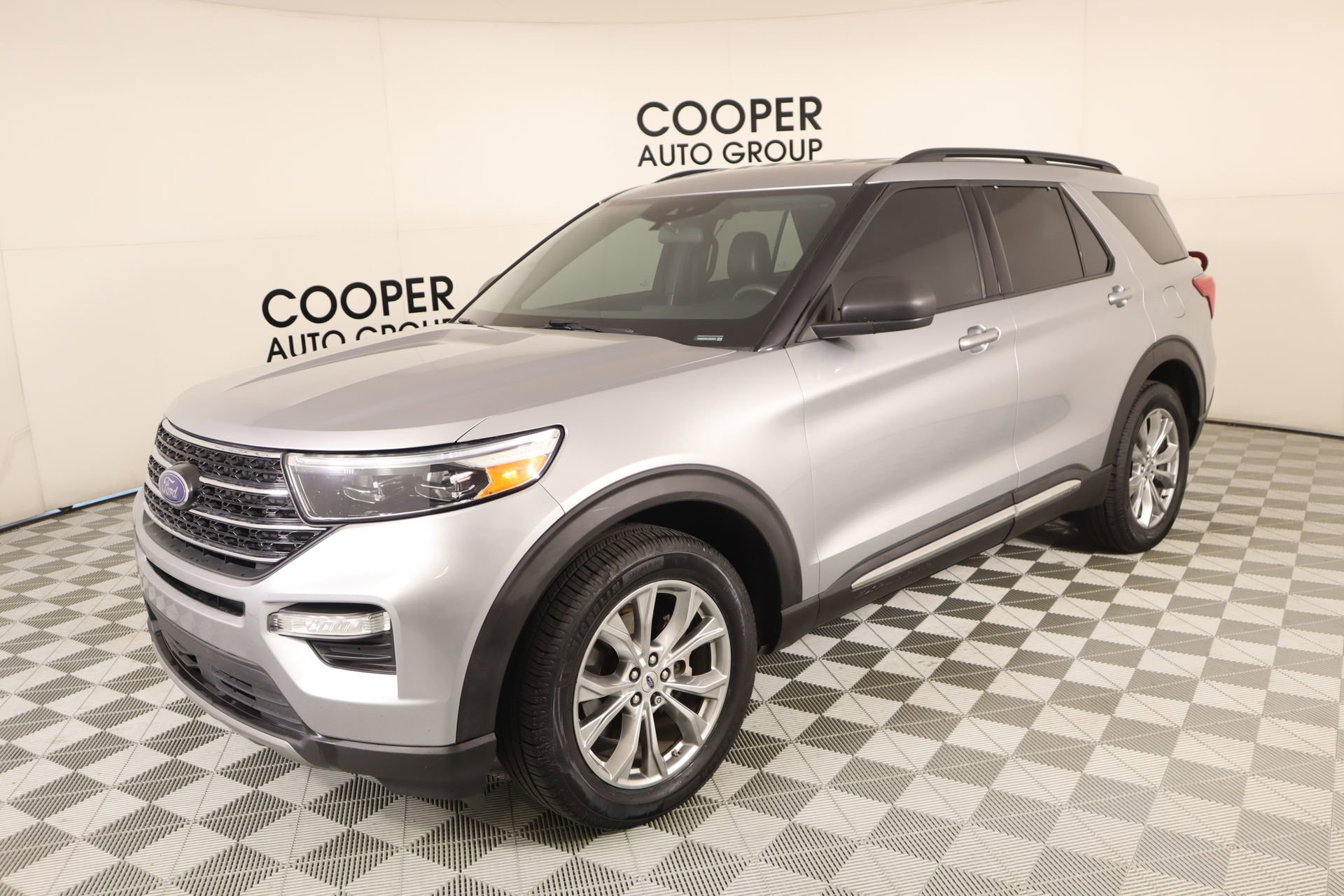 Used 2020 Ford Explorer XLT w/ Equipment Group 202A AWD/4WD image 9