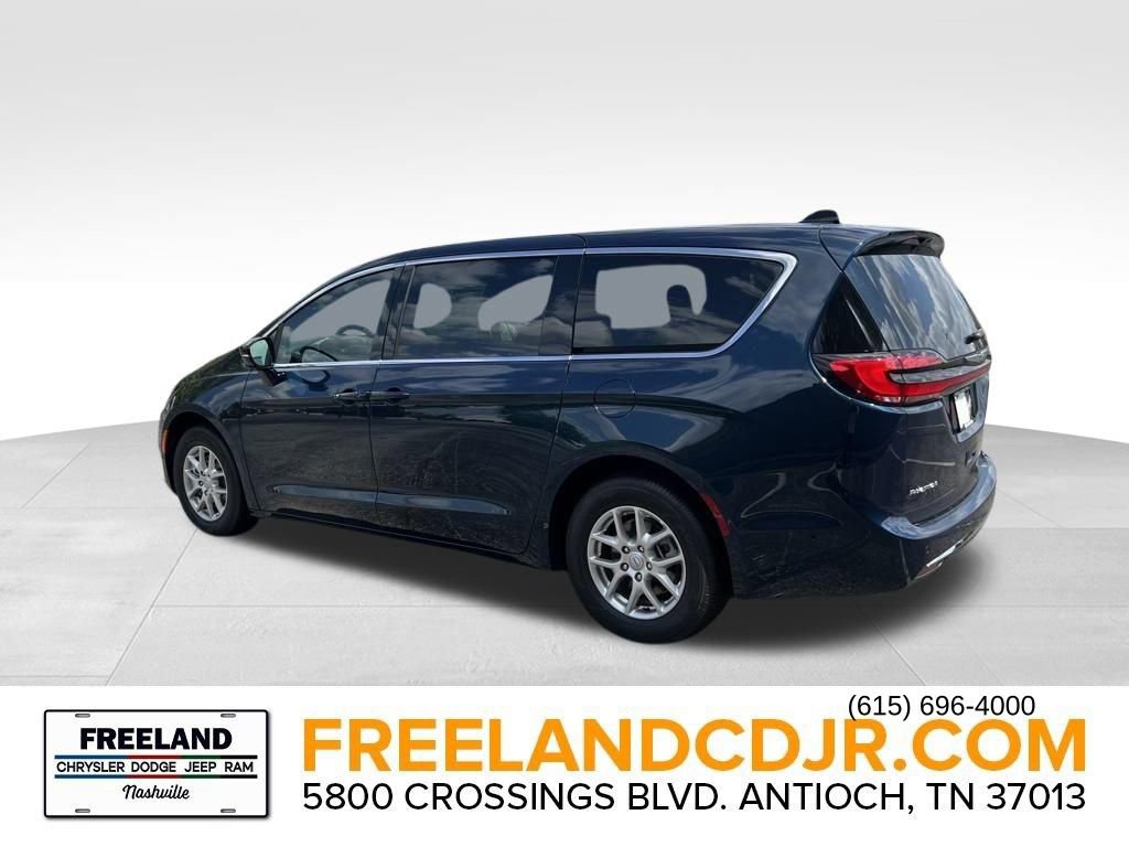 New 2025 Chrysler Pacifica Select FWD image 4