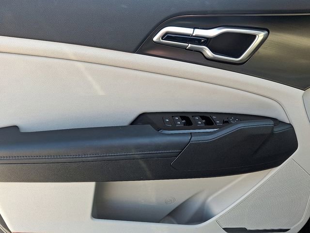 Used 2025 Kia Sportage EX image 12