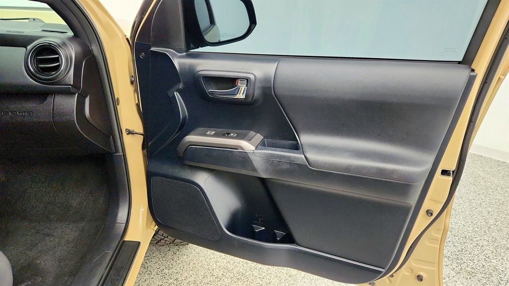 Used 2016 Toyota Tacoma TRD Sport w/ Towing Package image 26