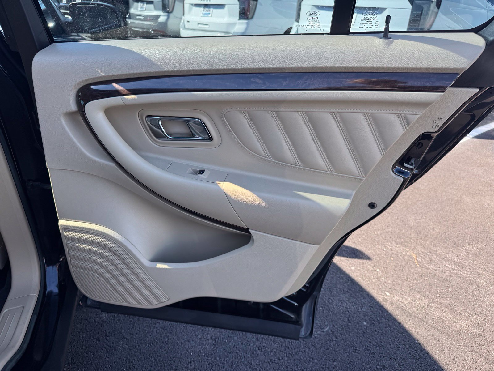 Used 2017 Ford Taurus Limited FWD image 28