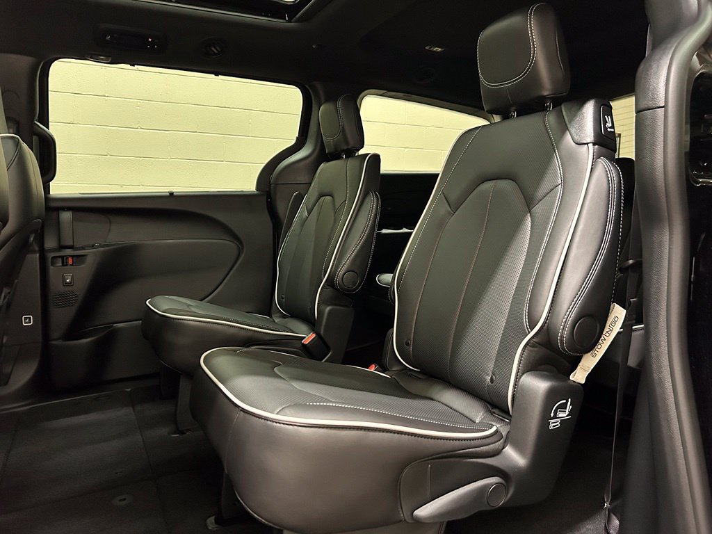 New 2027 Chrysler Pacifica Limited FWD image 9