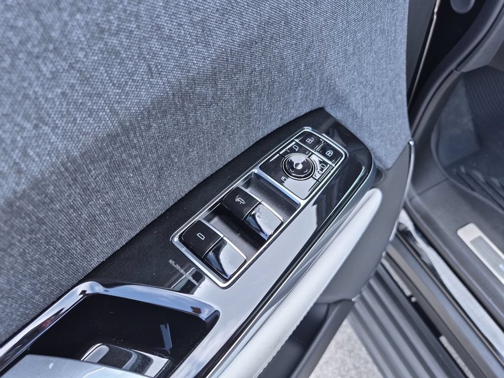 Certified 2026 Cadillac Escalade Platinum Sport w/ LPO, Floor Liner Package AWD/4WD image 23