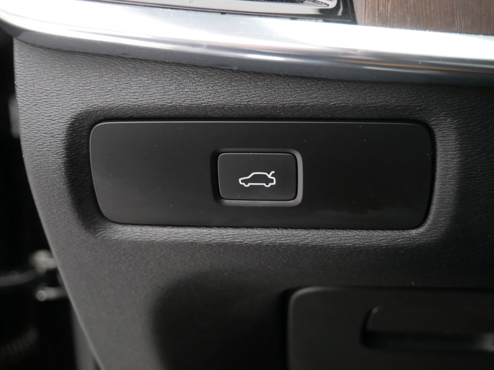 Certified 2024 Volvo V90 B6 Cross Country Ultimate w/ Protection Package Premier image 17