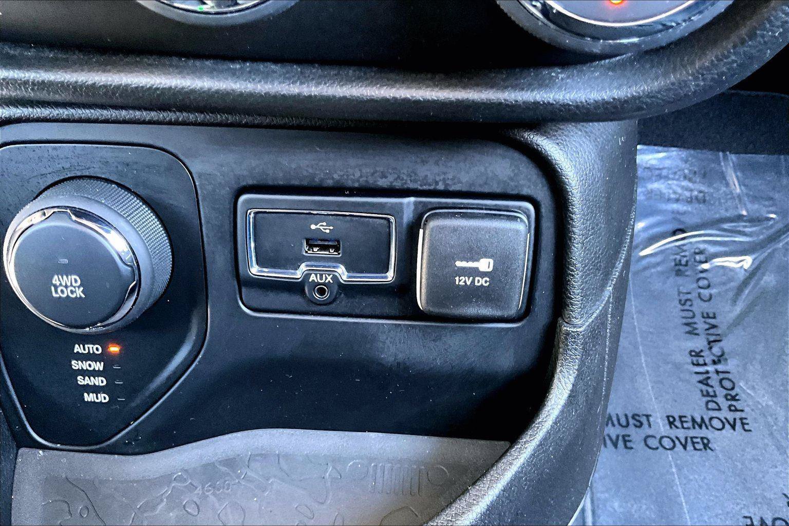 Used 2015 Jeep Renegade Limited AWD/4WD image 31