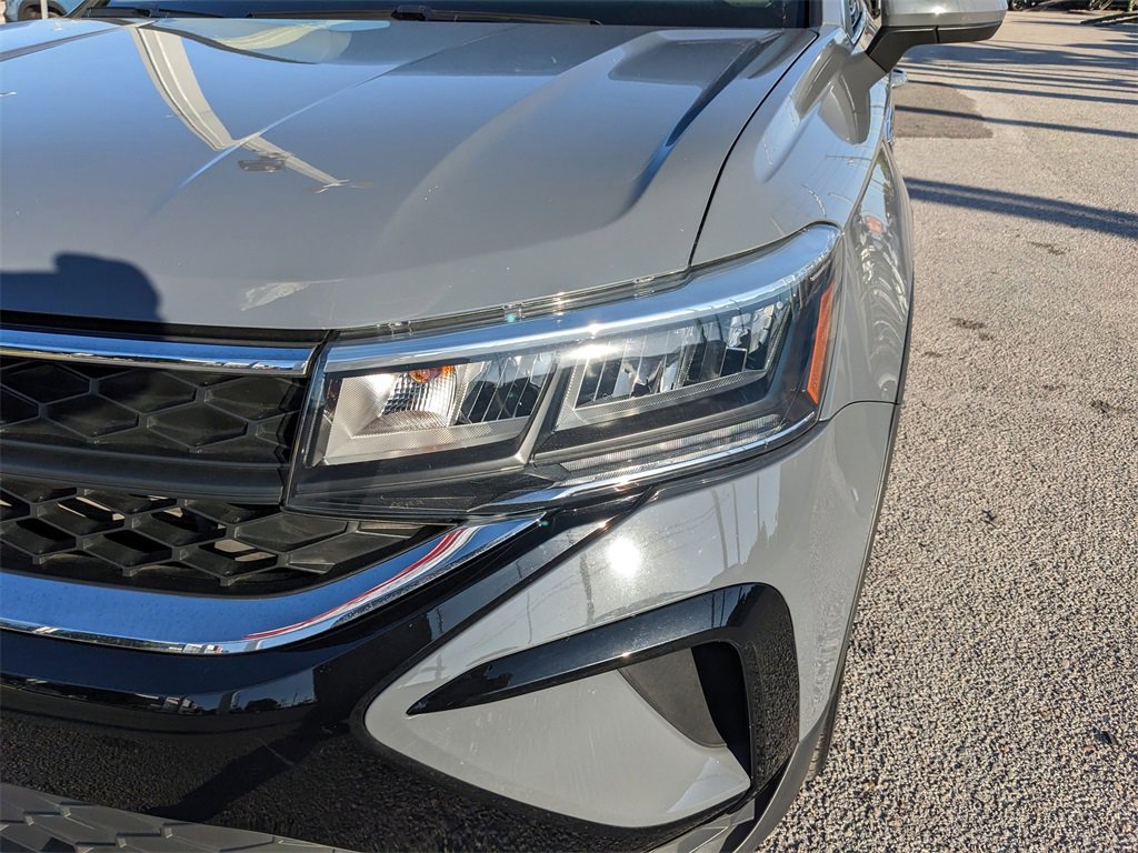 Certified 2023 Volkswagen Taos SE w/ Black Wheel Package image 10