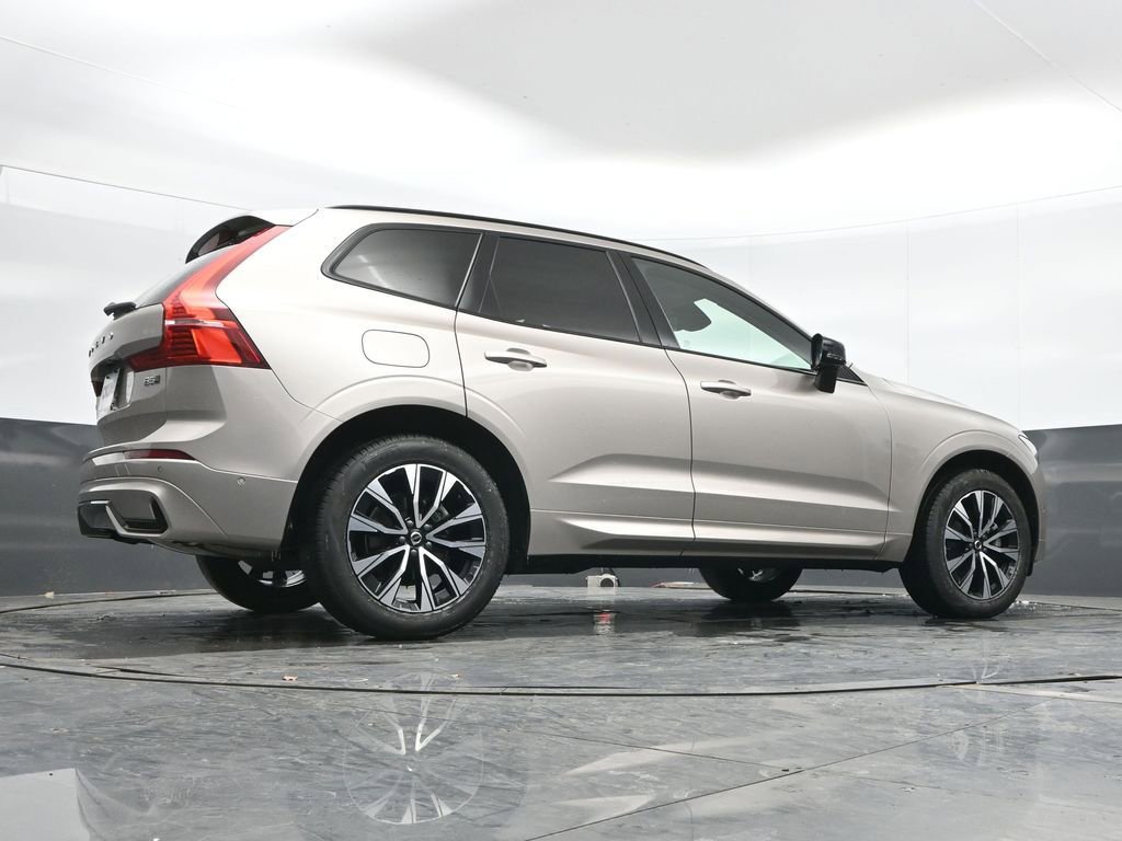 Used 2025 Volvo XC60 B5 Plus image 44
