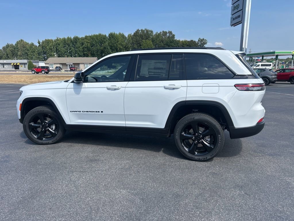 New 2025 Jeep Grand Cherokee Laredo image 7