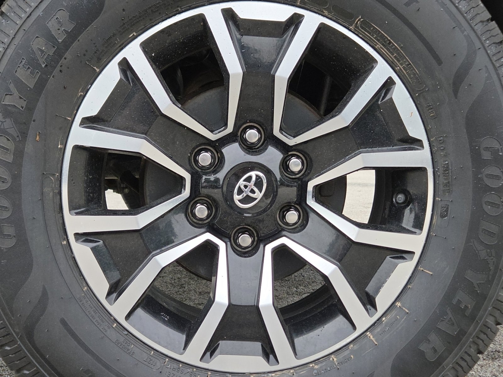 Used 2023 Toyota Tacoma TRD Sport w/ Black Out Package (TMS) AWD/4WD image 15