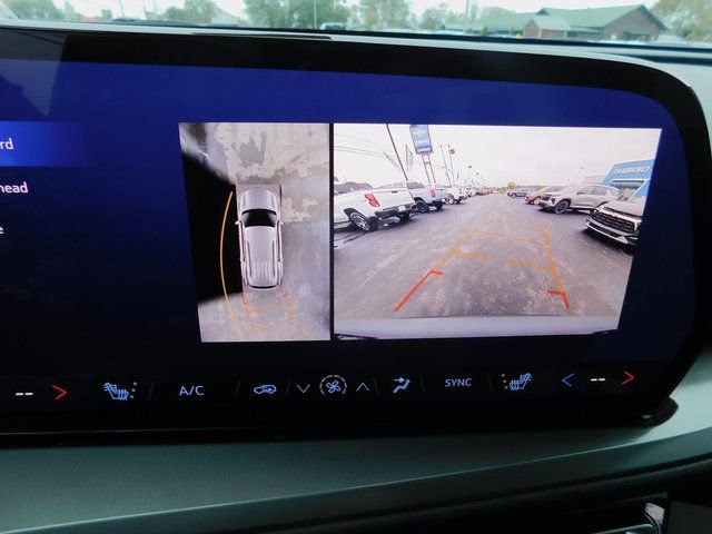 Used 2024 Chevrolet Traverse LT image 32