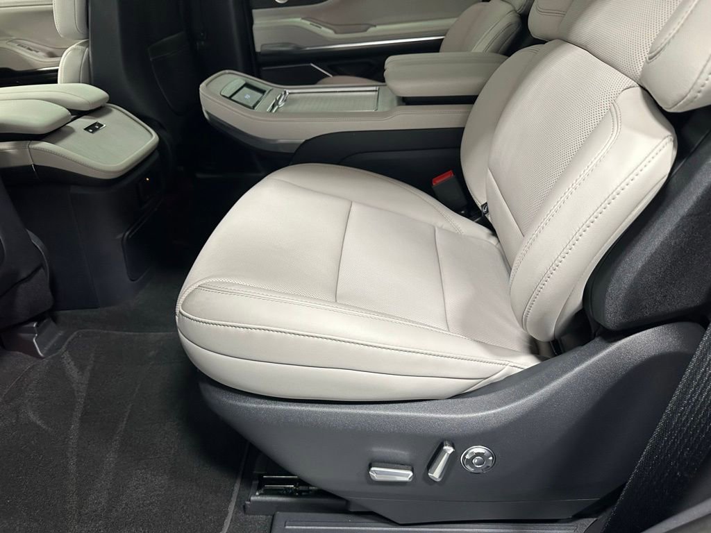 Used 2025 Lincoln Navigator Reserve image 46