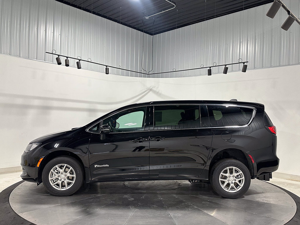 Used 2027 Chrysler Pacifica LX FWD image 14