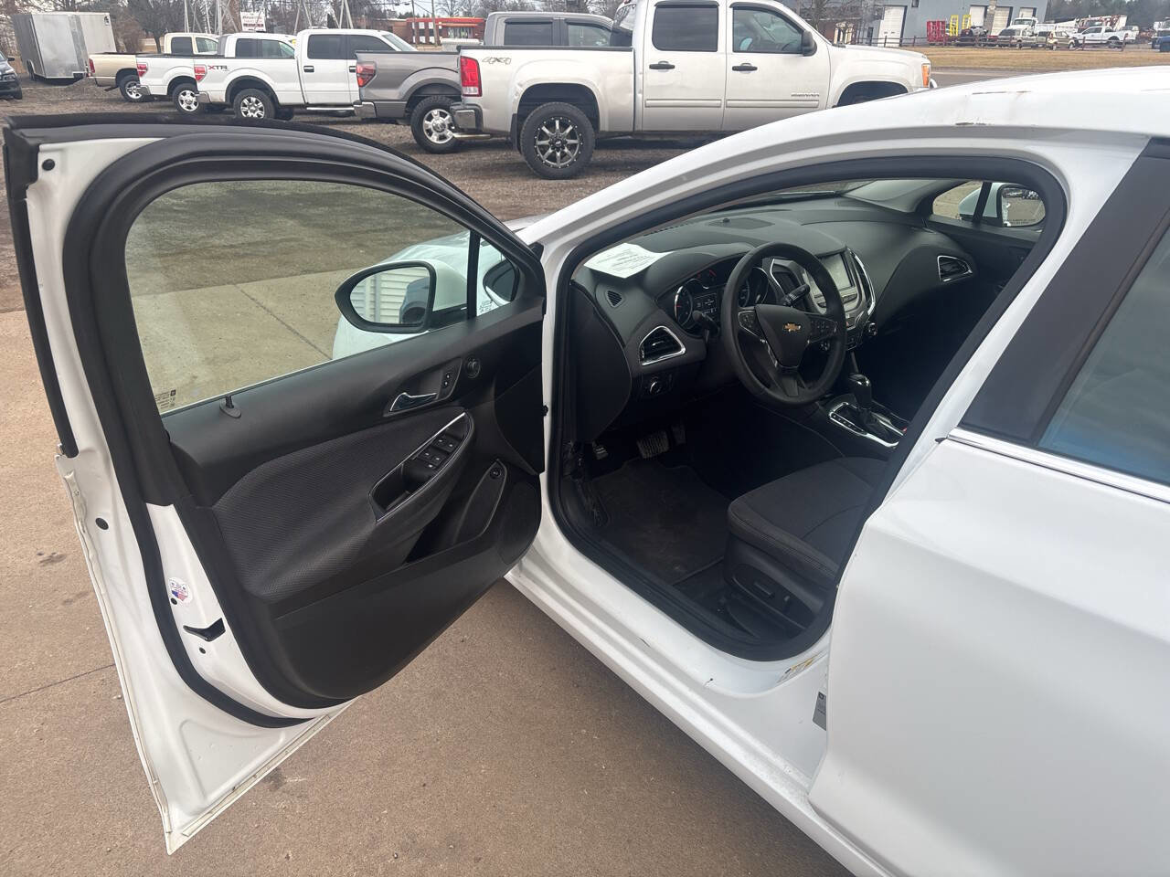 Used 2017 Chevrolet Cruze LT image 10