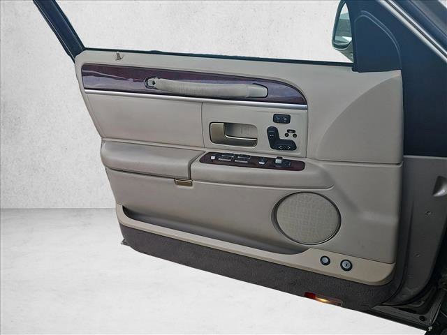 Used 2005 Lincoln Town Car Signature Limited image 12