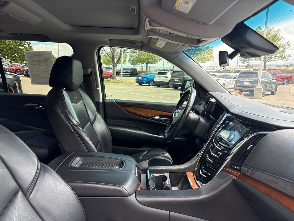 Used 2019 Cadillac Escalade Luxury AWD/4WD image 26