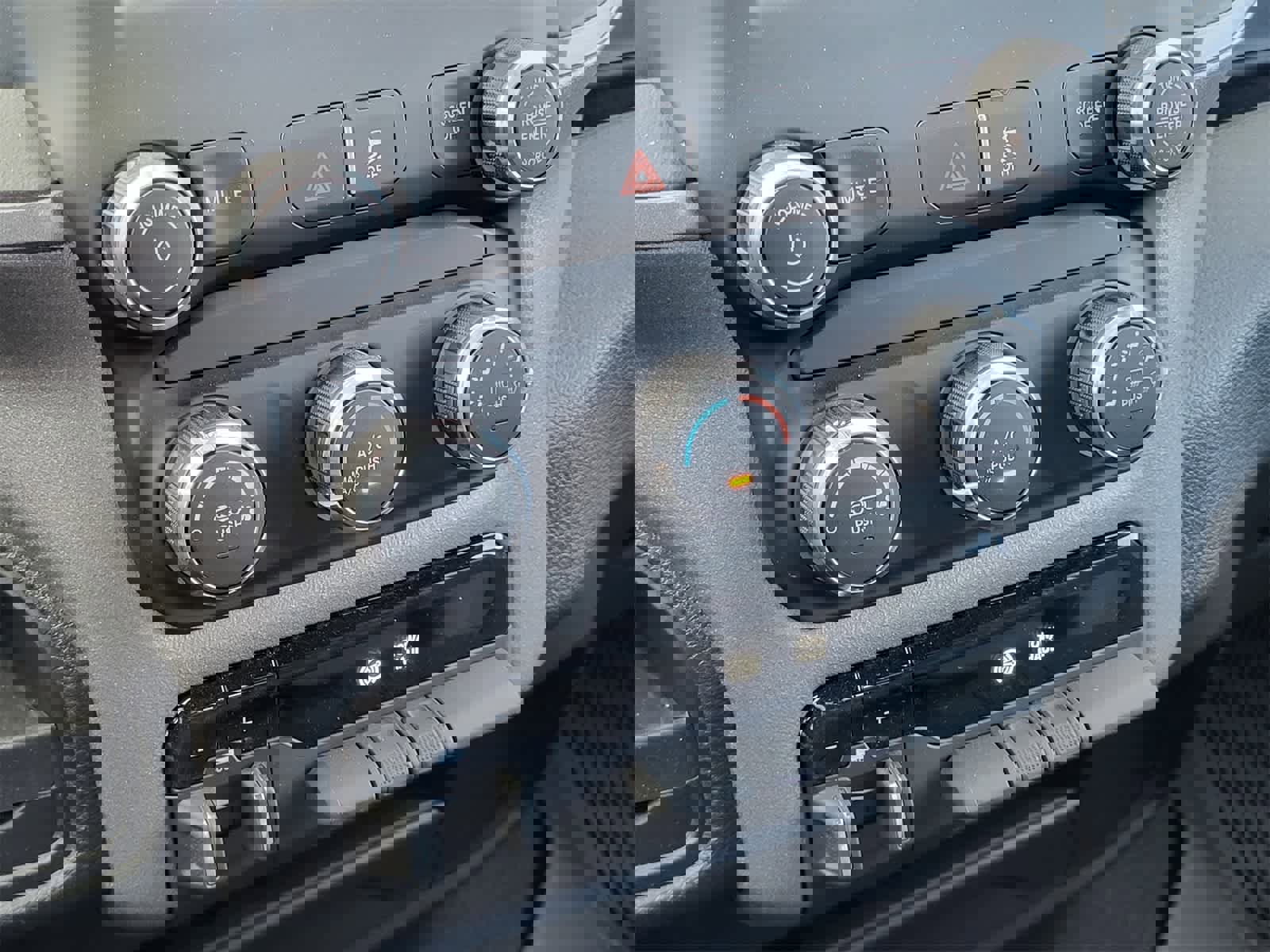 Used 2024 RAM 2500 Tradesman w/ Chrome Appearance Group image 18