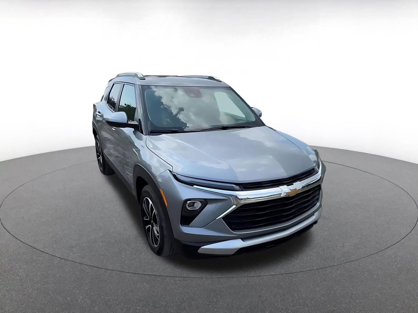 Used 2025 Chevrolet TrailBlazer LT FWD image 3