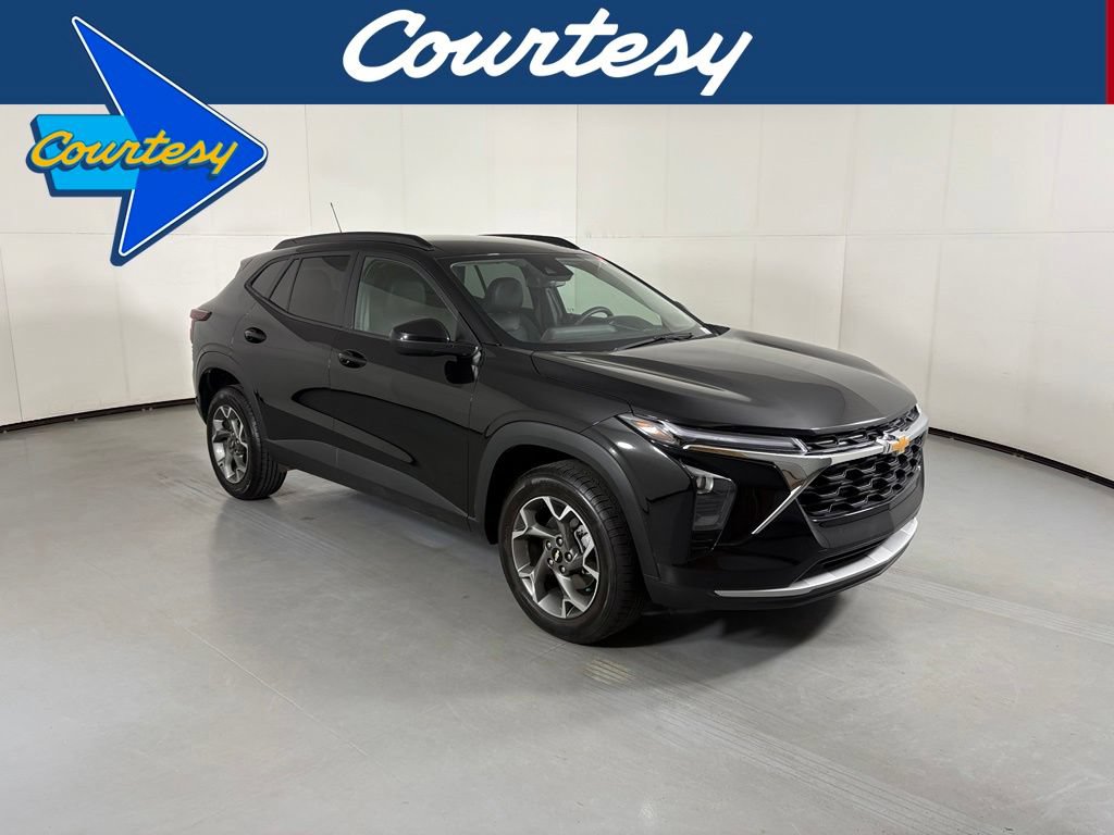 Used 2025 Chevrolet Trax LT FWD image 1
