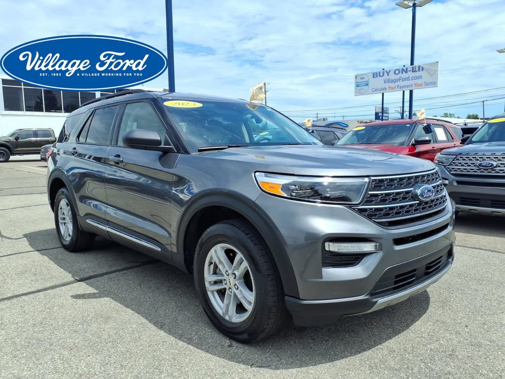 Used 2023 Ford Explorer XLT w/ Equipment Group 202A AWD/4WD image 4