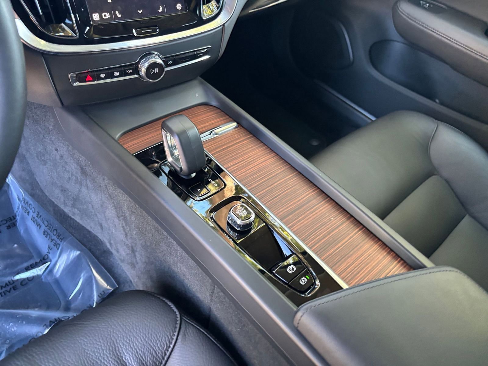 Used 2025 Volvo V60 B5 Cross Country Plus image 45