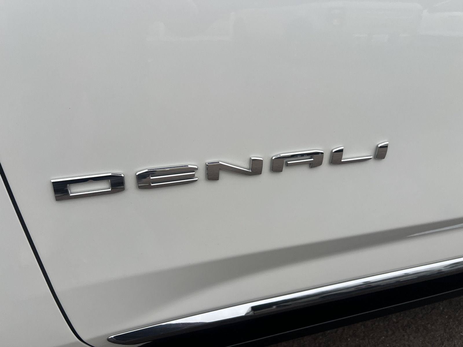 Used 2025 GMC Yukon XL Denali Ultimate AWD/4WD image 9