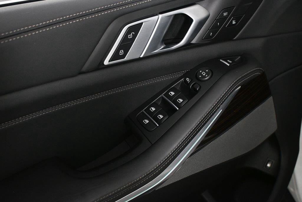 Used 2025 BMW X5 xDrive50e AWD/4WD image 9