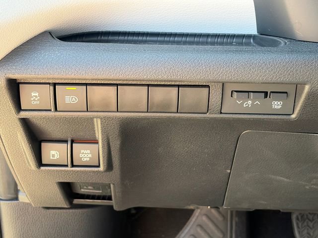 Used 2025 Toyota Sienna XLE FWD image 19