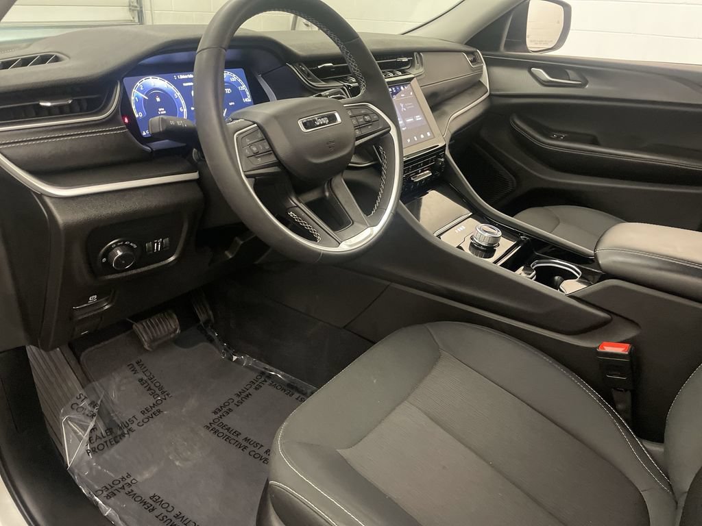 Used 2023 Jeep Grand Cherokee L Laredo w/ Luxury Tech Group I AWD/4WD image 4