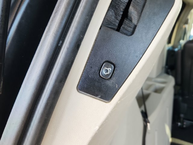 Used 2013 Chrysler Town & Country Touring FWD image 34