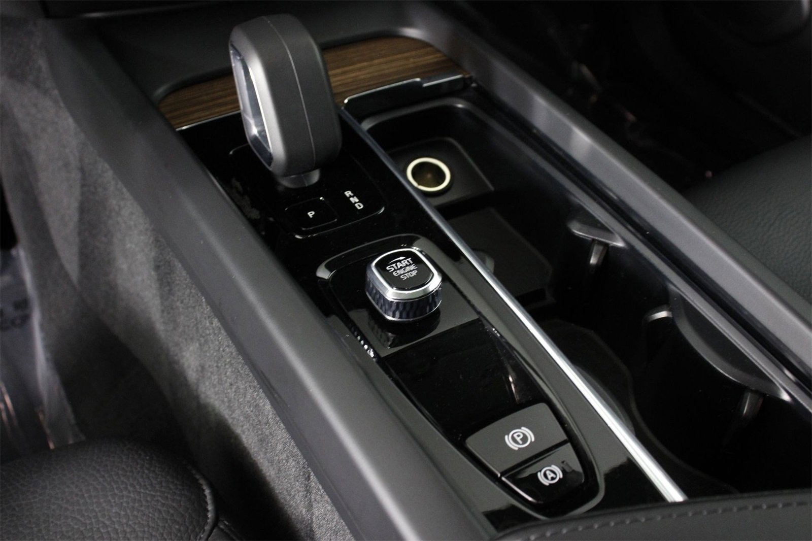 Certified 2023 Volvo XC60 B5 Plus w/ Protection Package Premier image 15