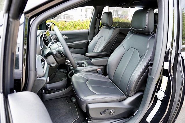 New 2026 Chrysler Pacifica Select AWD/4WD image 18