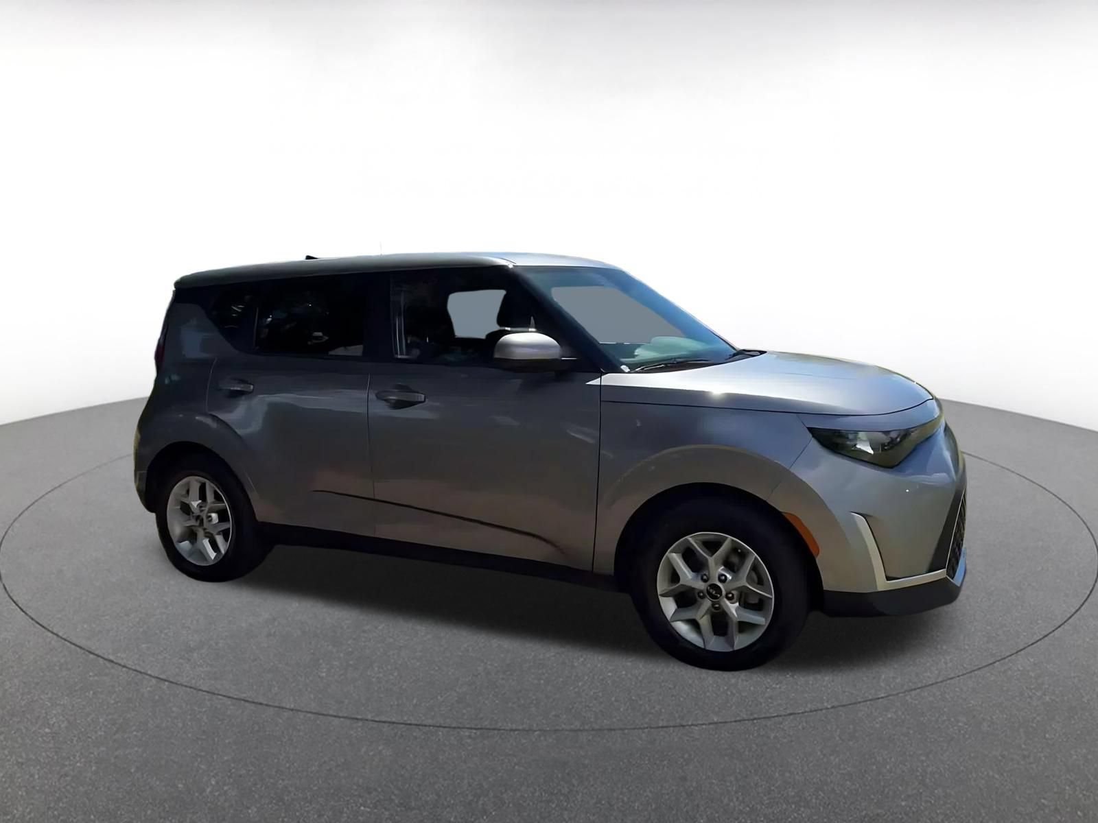 Used 2025 Kia Soul LX w/ LX Technology Package FWD image 2