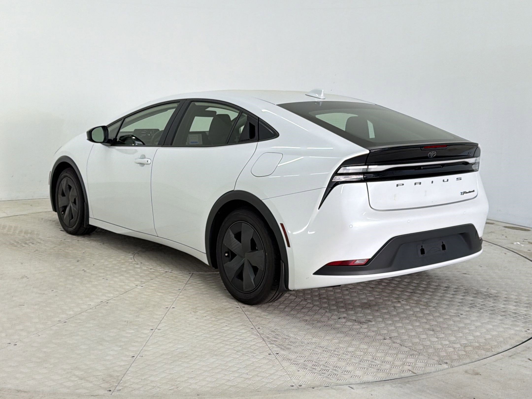 Used 2024 Toyota Prius Prime SE FWD image 3