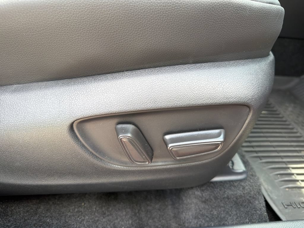 Used 2025 Toyota Highlander XLE FWD image 42