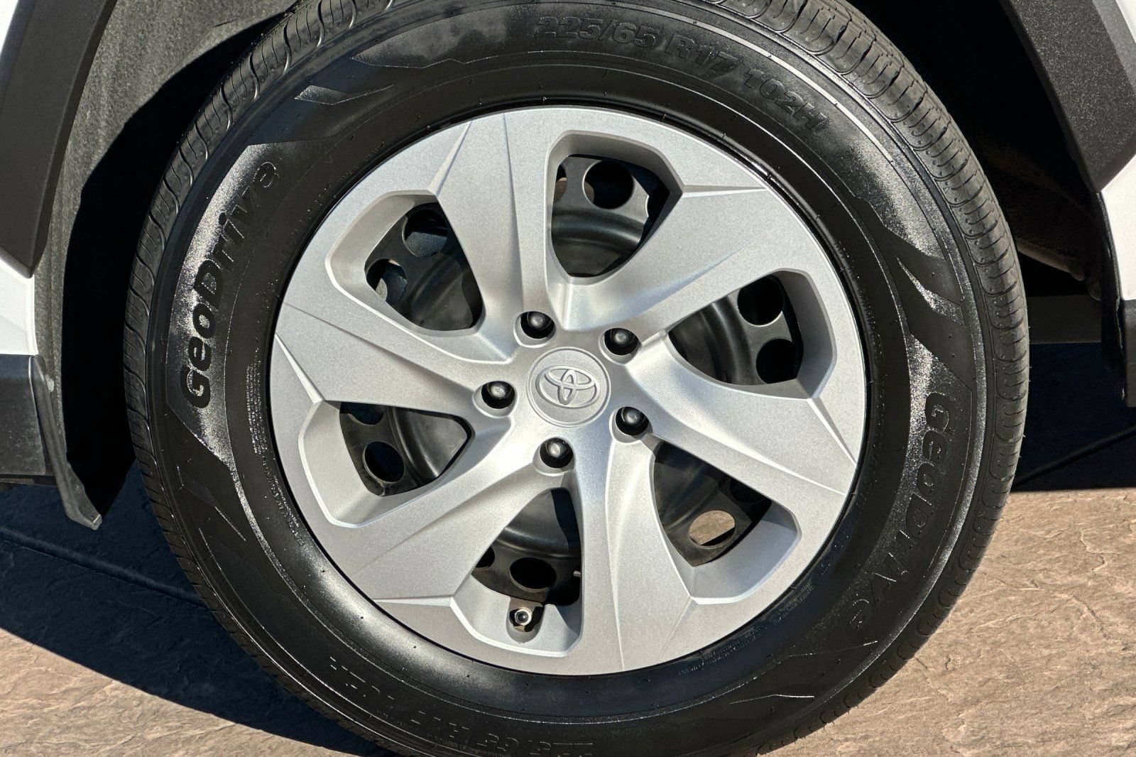 Used 2024 Toyota RAV4 LE AWD/4WD image 31