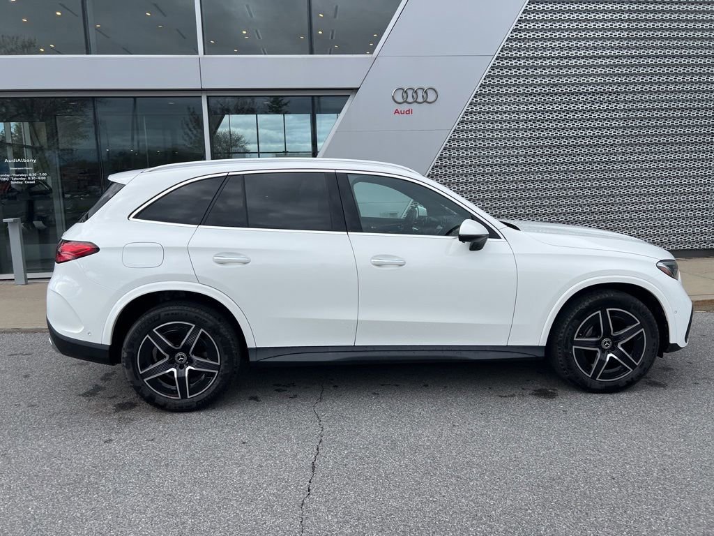 Used 2025 Mercedes-Benz GLC 300 4MATIC image 16