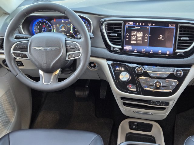 Certified 2024 Chrysler Pacifica Touring-L FWD image 26