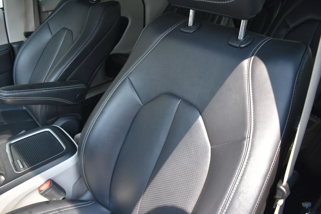 Used 2024 Chrysler Pacifica Touring-L FWD image 9