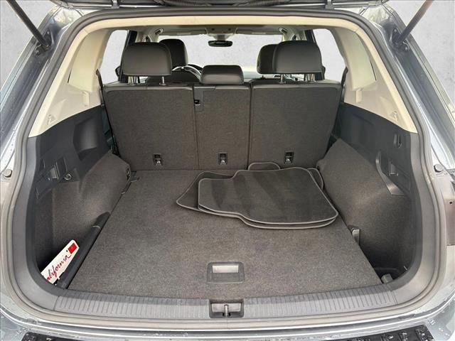 Used 2023 Volkswagen Tiguan SE w/ Panoramic Sunroof Package image 7