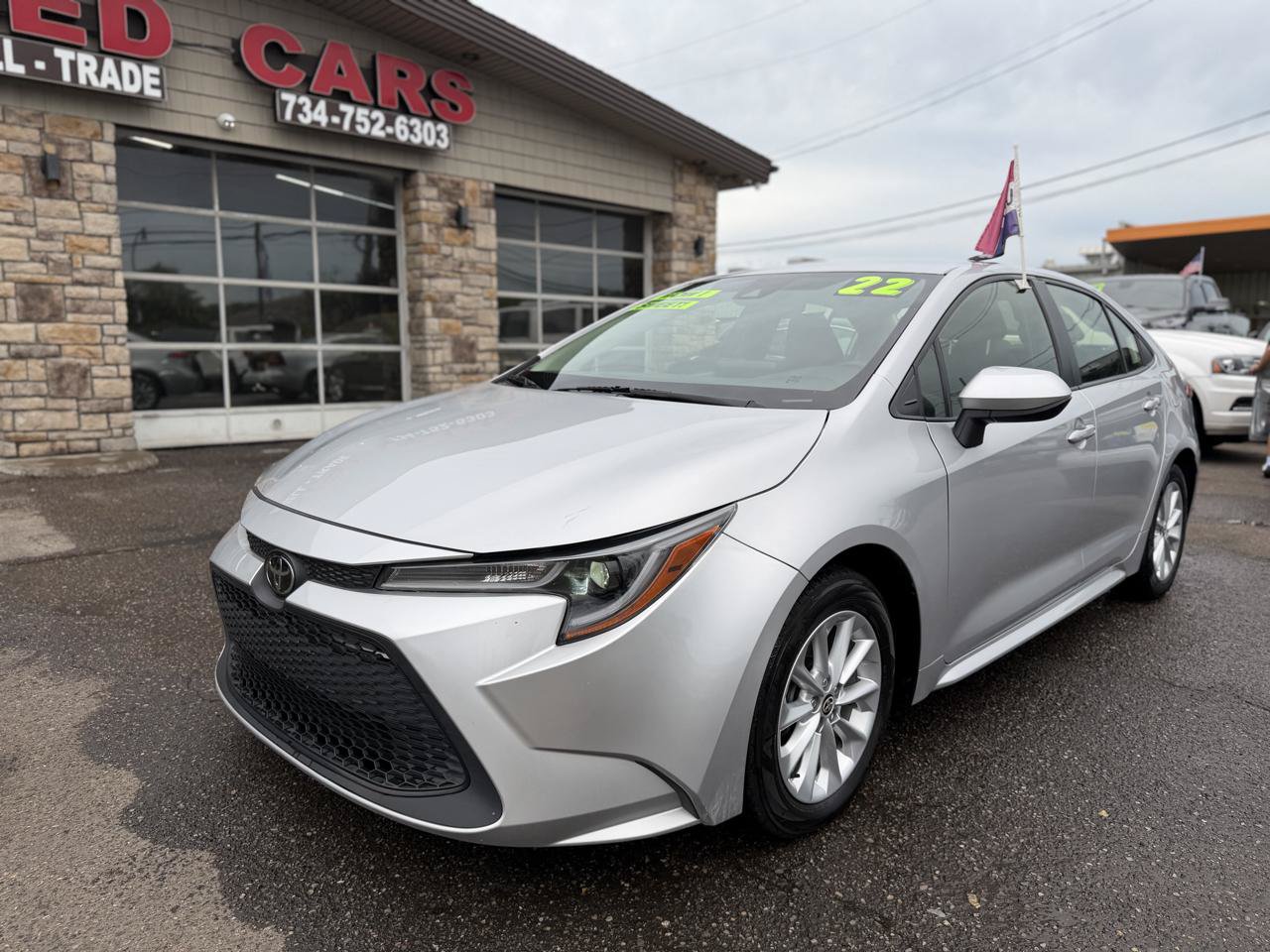 Used 2022 Toyota Corolla LE w/ LE Convenience Package FWD image 3