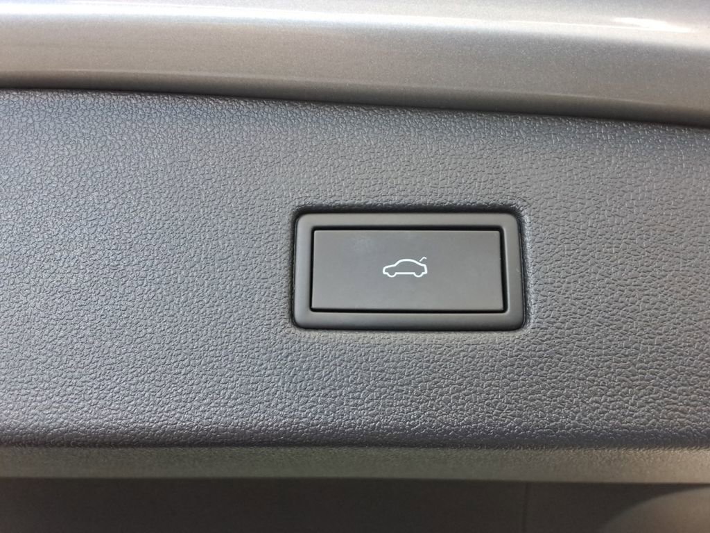 Certified 2022 Volkswagen Tiguan SE image 21