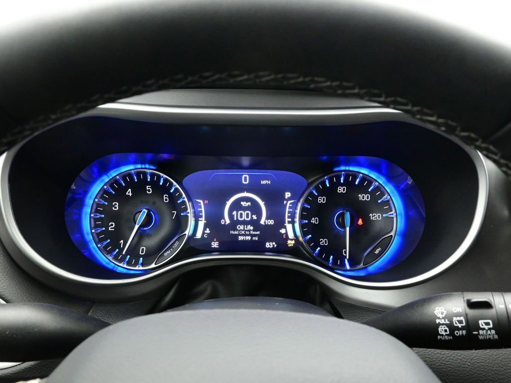 Used 2025 Chrysler Pacifica Select image 19