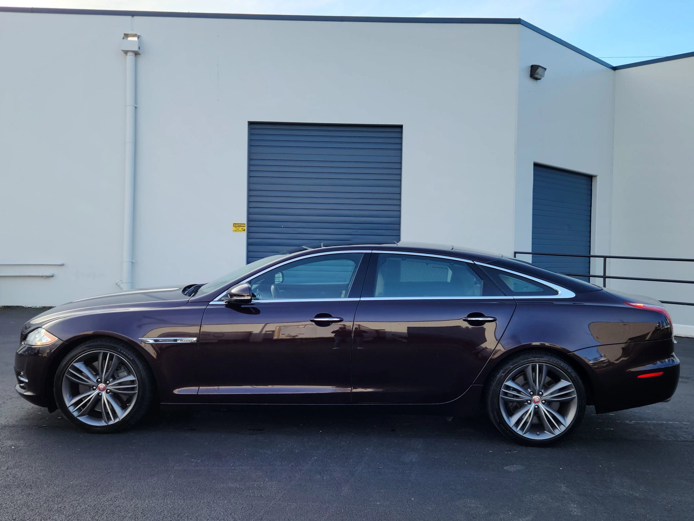 Used 2011 Jaguar XJ L Supersport RWD image 2