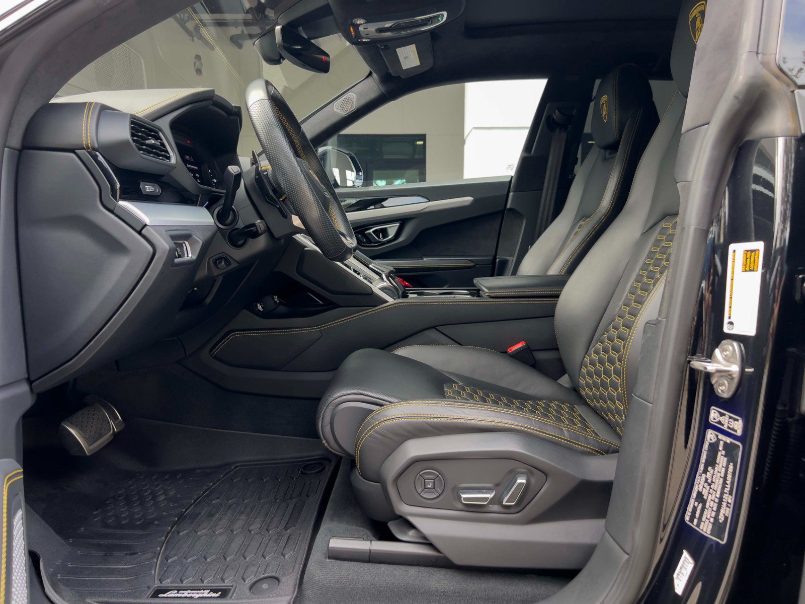 Used 2020 Lamborghini Urus AWD/4WD image 21